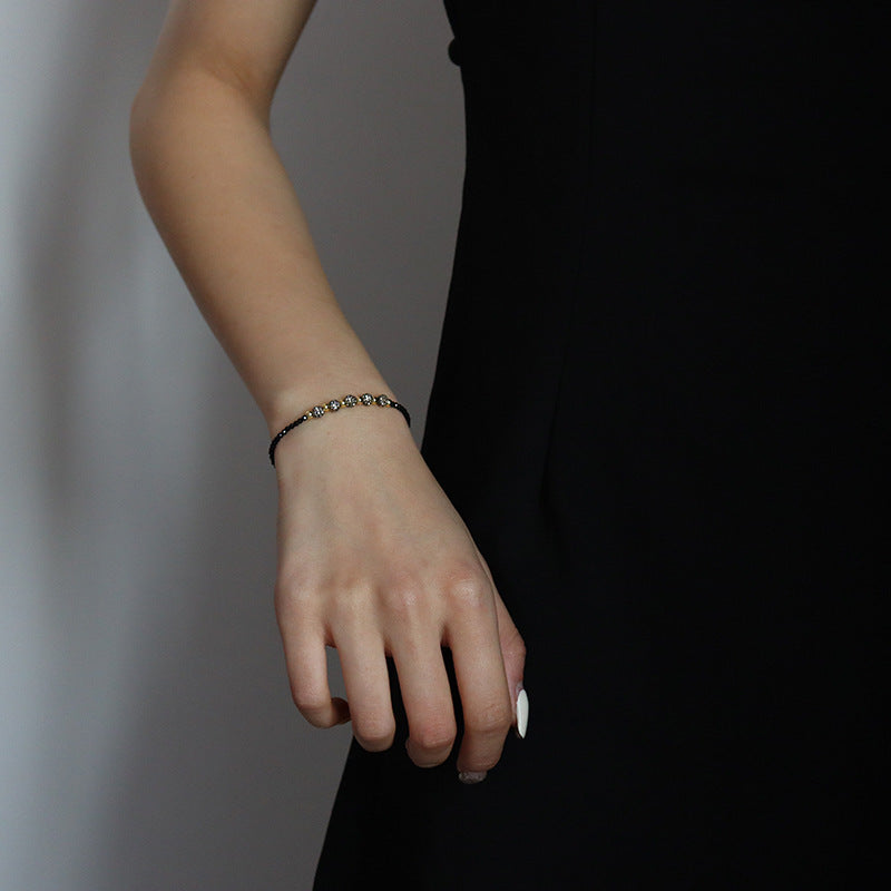 Pulsera de cuentas de gypsophila con incrustaciones de circonitas