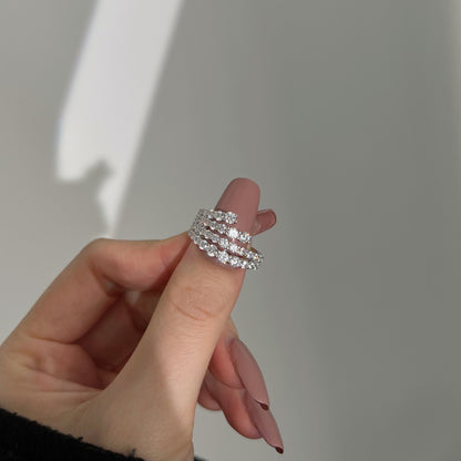 Anillo de diamantes en espiral moderno y personalizado.
