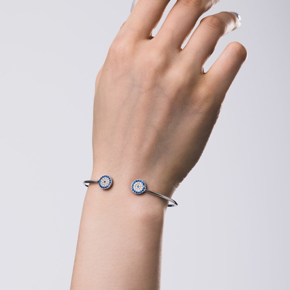 Pulsera de circonita de ojo de diablo moderna y de moda.
