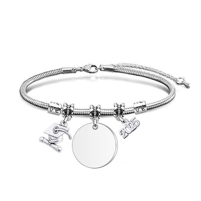 Pulsera con colgante de marca grabado con láser