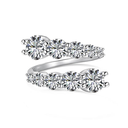 Anillo de diamantes brillantes de alta gama y de moda.