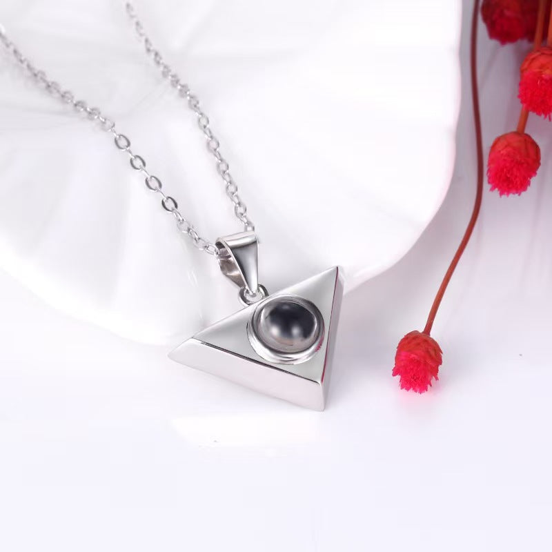 Collar triangular con proyección de fotos