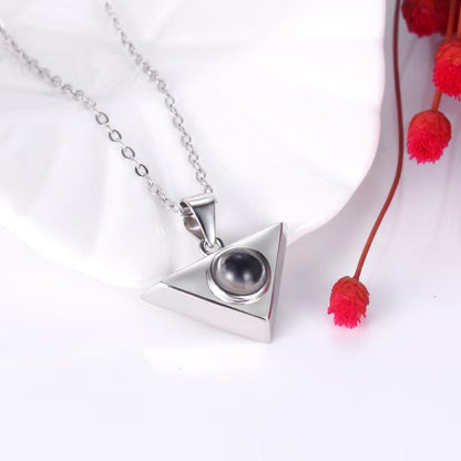 Collar triangular con proyección de fotos