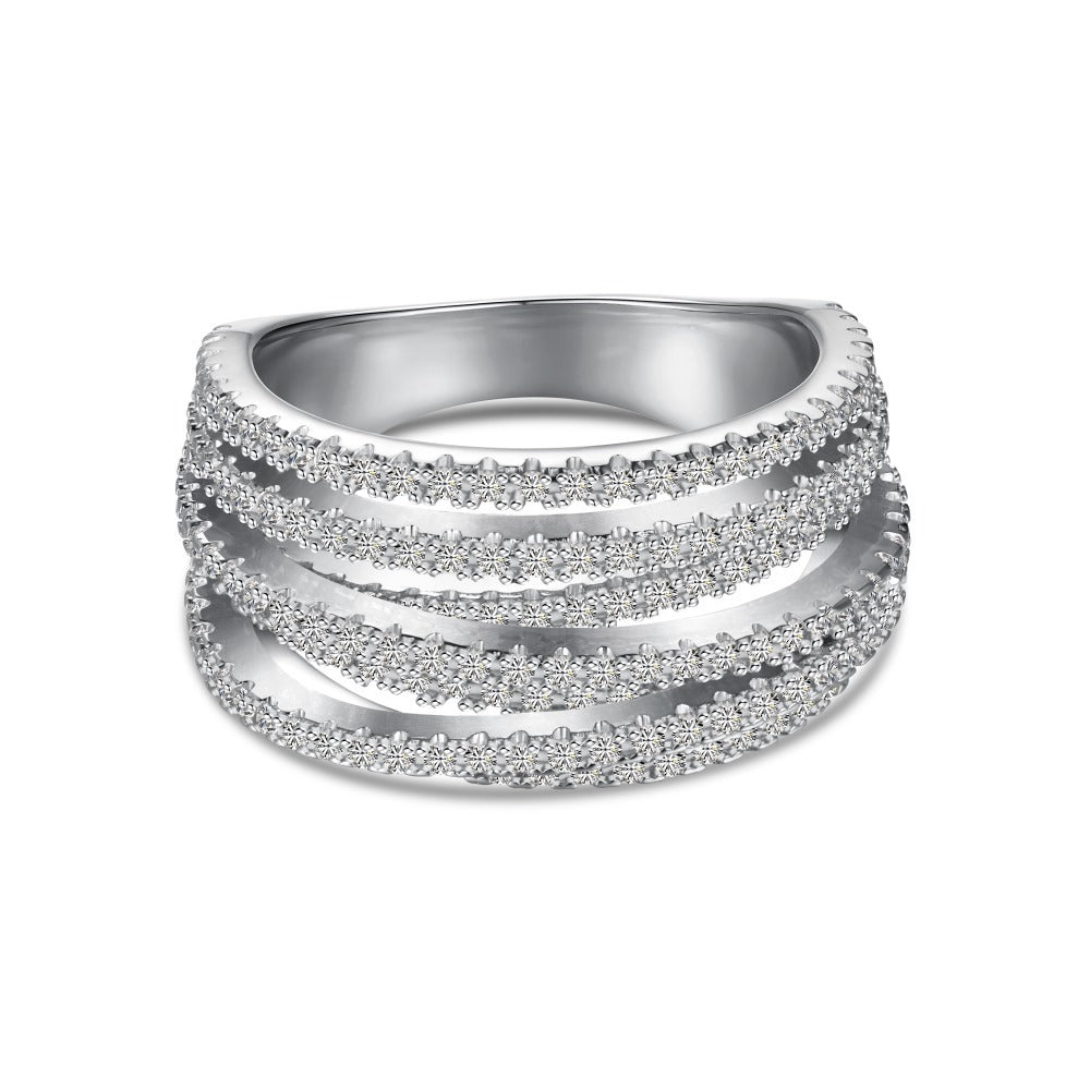 Anillo de diamantes en espiral moderno y personalizado.