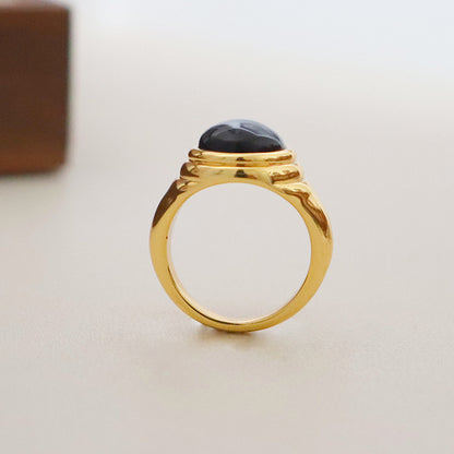 Anillo de ágata negra con diseño retro sencillo. 