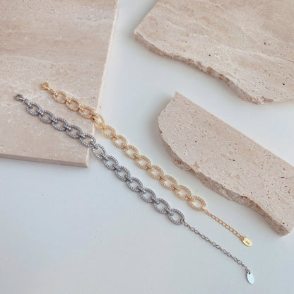 Pulsera hueca de plata de ley con microincrustaciones de circonitas y diamantes.