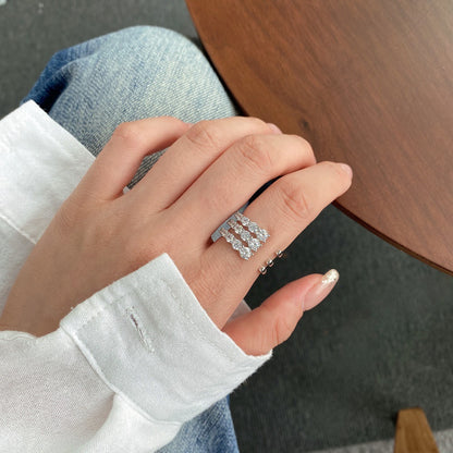 Anillo de diamantes en espiral moderno y personalizado.