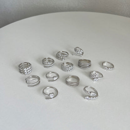 Anillo de diamantes en espiral moderno y personalizado.