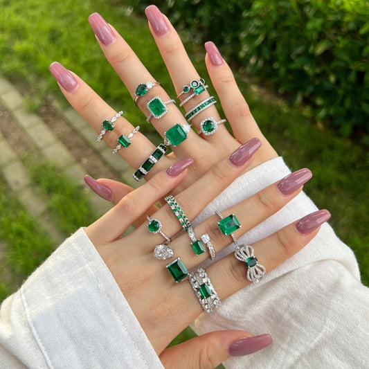 Anillo retro de esmeralda con circonita de alta gama