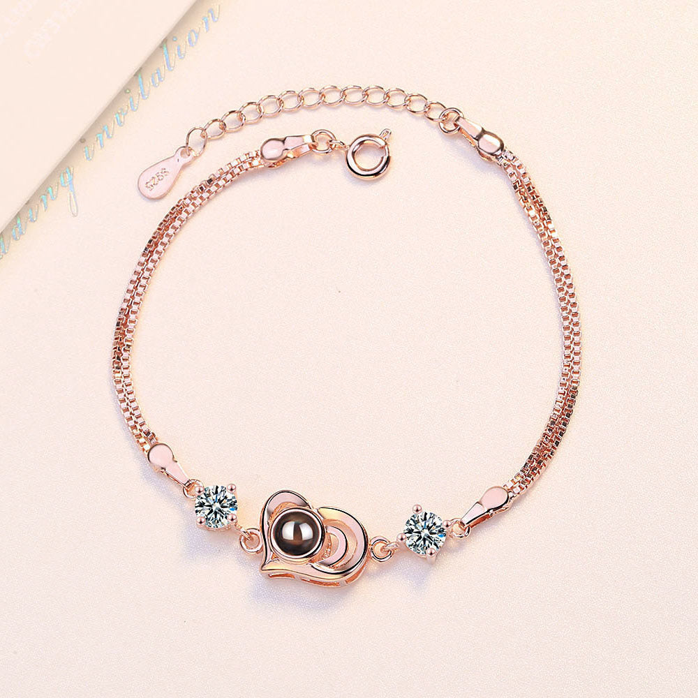 Pulsera con proyección de fotos y forma de corazón de circonitas 