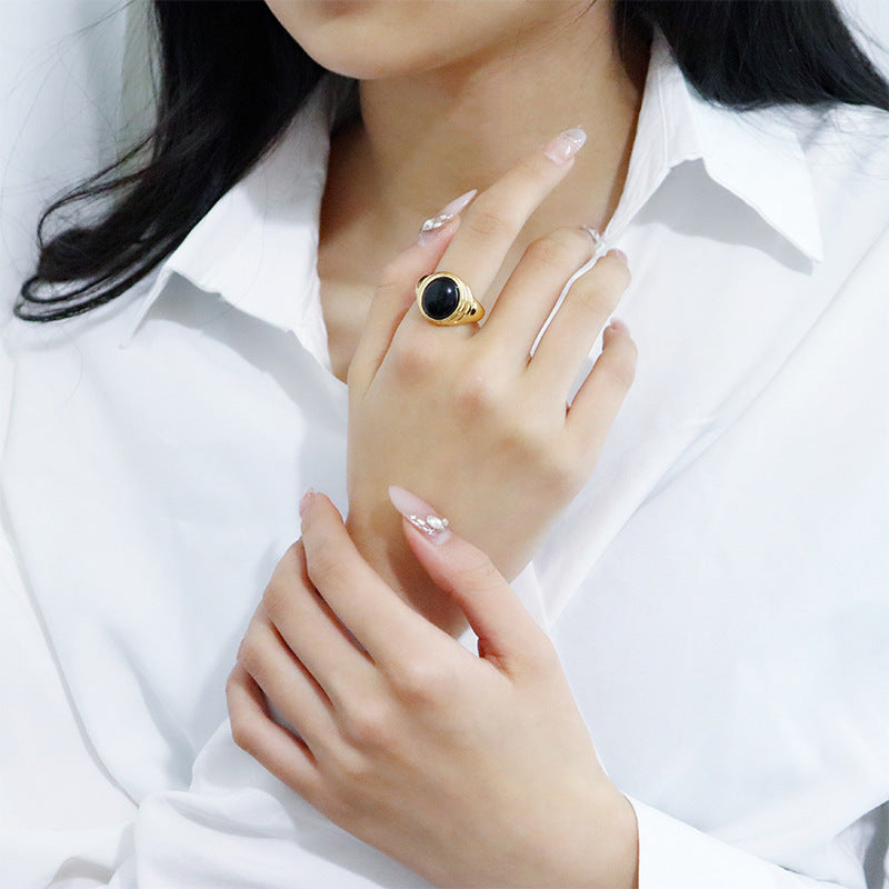 Anillo de ágata negra con diseño retro sencillo. 