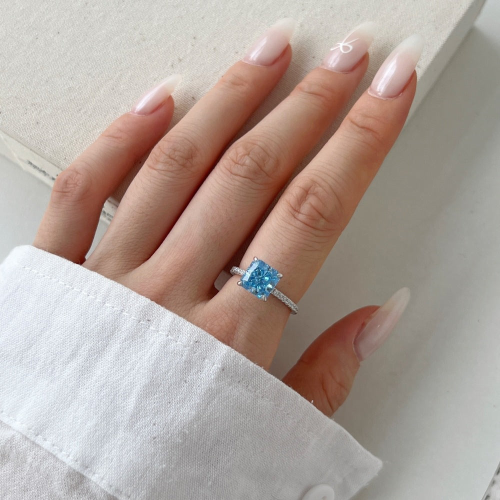 Anillo de circonita con corte de flor de hielo clásico y moderno