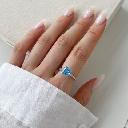 Anillo de circonita con corte de flor de hielo clásico y moderno