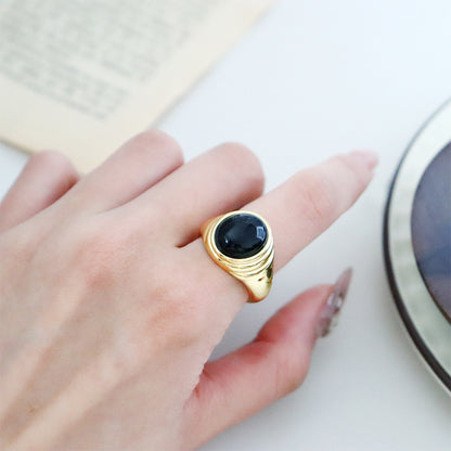 Anillo de ágata negra con diseño retro sencillo. 