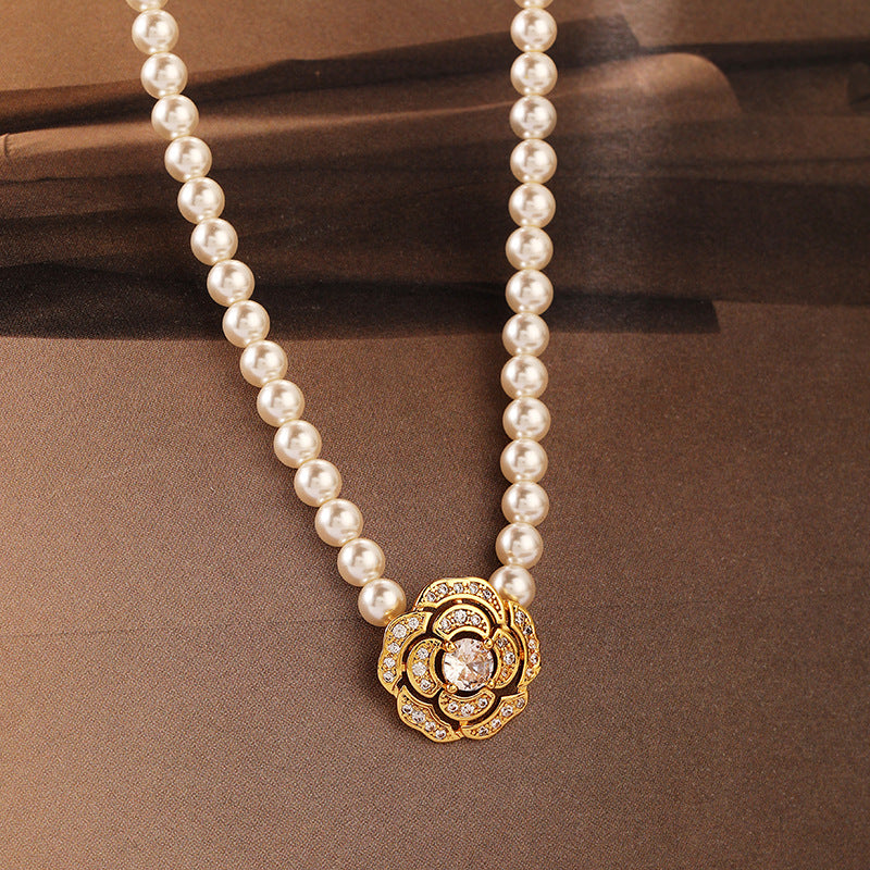 Collar de perlas con flores retro personalizado de alta gama 