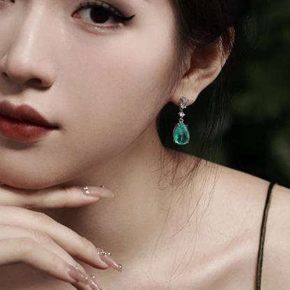 Elegantes pendientes de lágrima verde