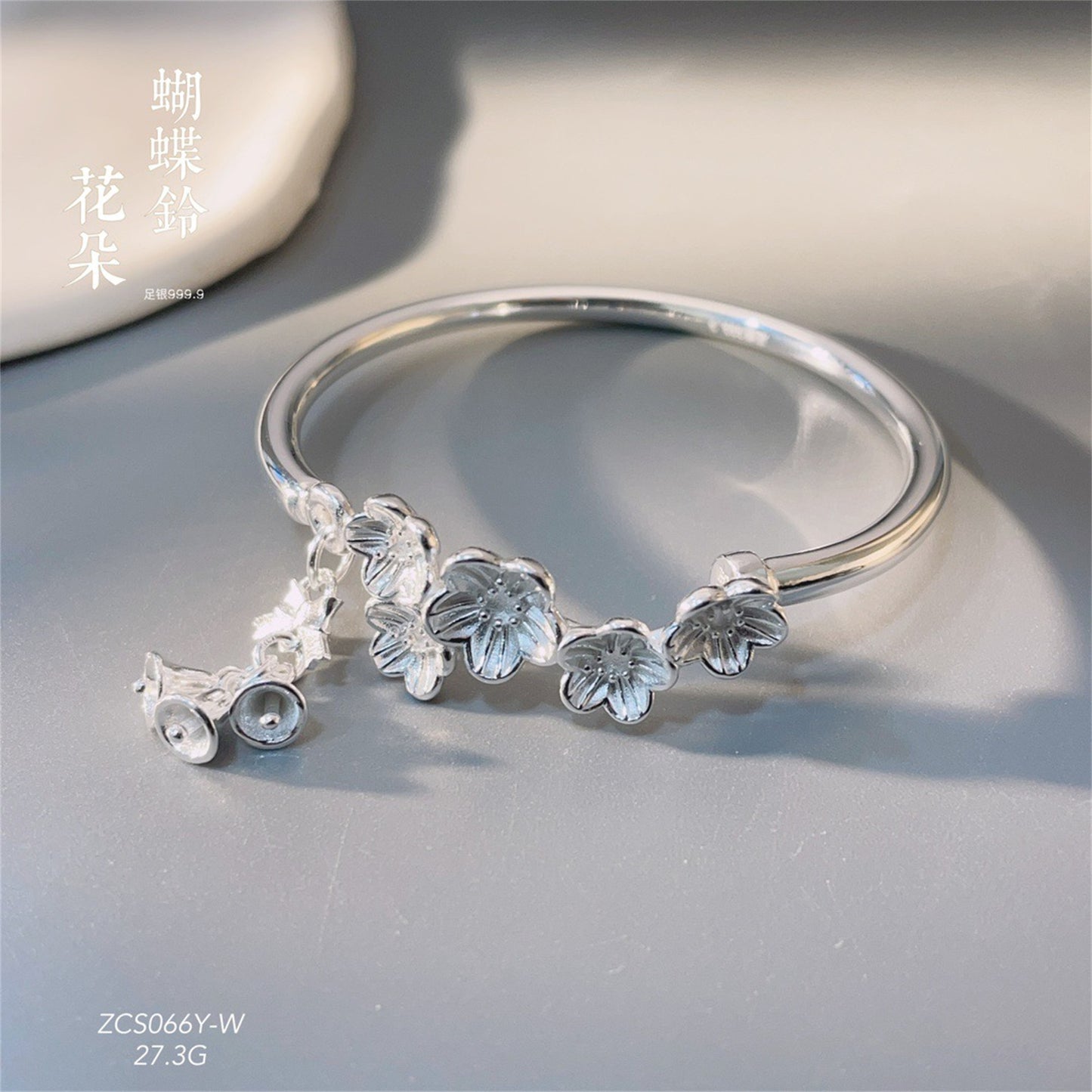 Pulsera abierta de plata de ley con campana de mariposa y estampado chinoiserie