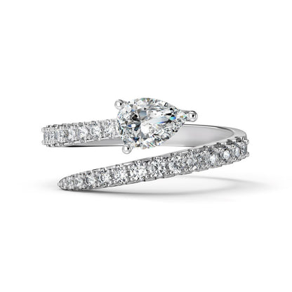 Anillo de diamantes en espiral moderno y personalizado.