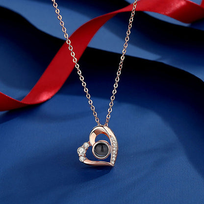 Collar con proyección de fotos en forma de corazón 