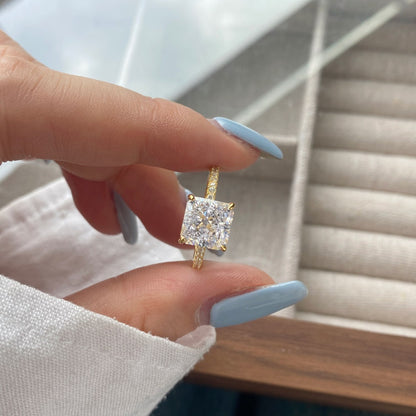 Anillo de circonita con corte de flor de hielo clásico y moderno