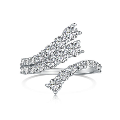 Anillo de diamantes en espiral moderno y personalizado.