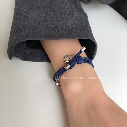سوار مضفر أنيق باللون الأزرق بتصميم وجه مبتسم للزوجين 