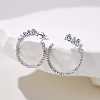 Pendientes de circonitas micropavimentadas con diseño de aro de moda