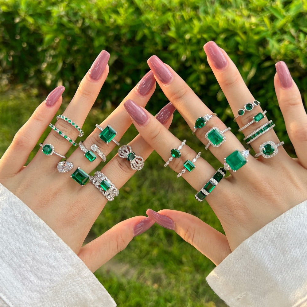 Anillo retro de esmeralda con circonita de alta gama