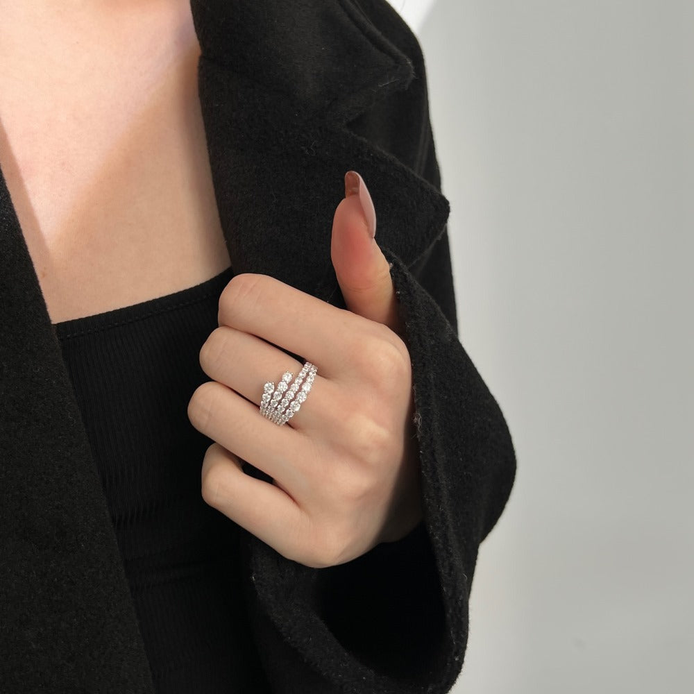 Anillo de diamantes en espiral moderno y personalizado.