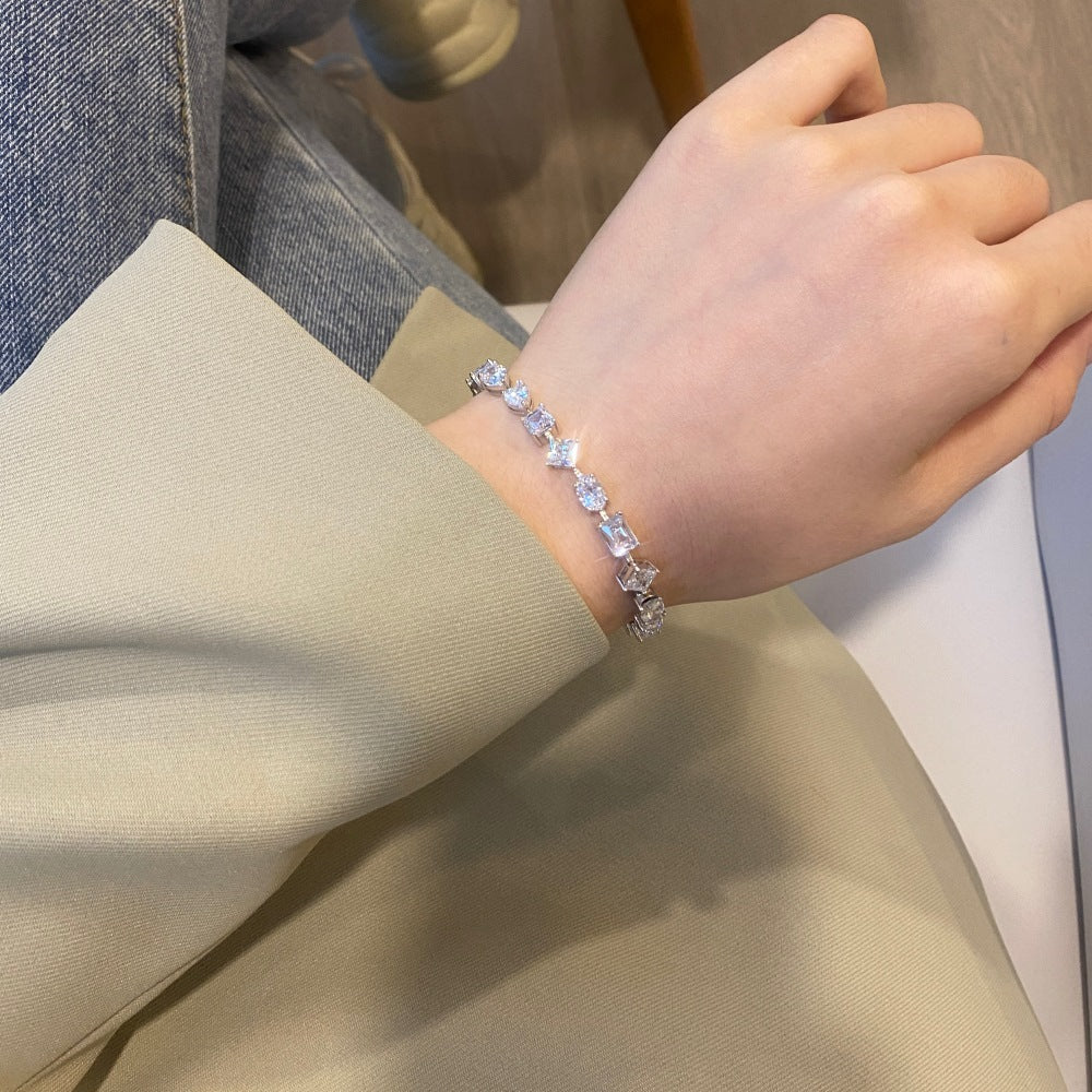 Pulsera elegante de alta gama con circonitas y diamantes en plata de ley.