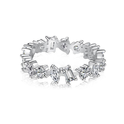 Anillo de diamantes brillantes de alta gama y de moda.