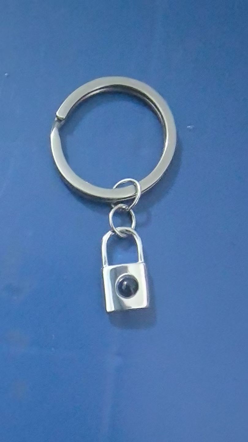 Collar con cerradura y proyección de fotos