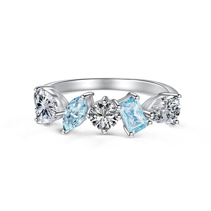 Anillo de diamantes brillantes de alta gama y de moda.
