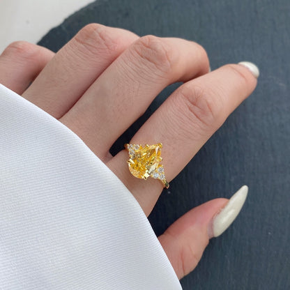 Anillo clásico de circonita con diamante de alto carbono y corte de flor de hielo brillante y noble
