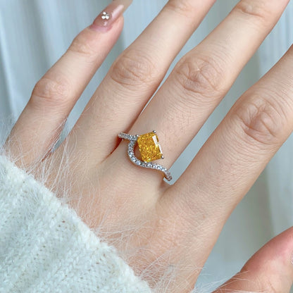 Anillo clásico de circonita con diamante de alto carbono y corte de flor de hielo brillante y noble
