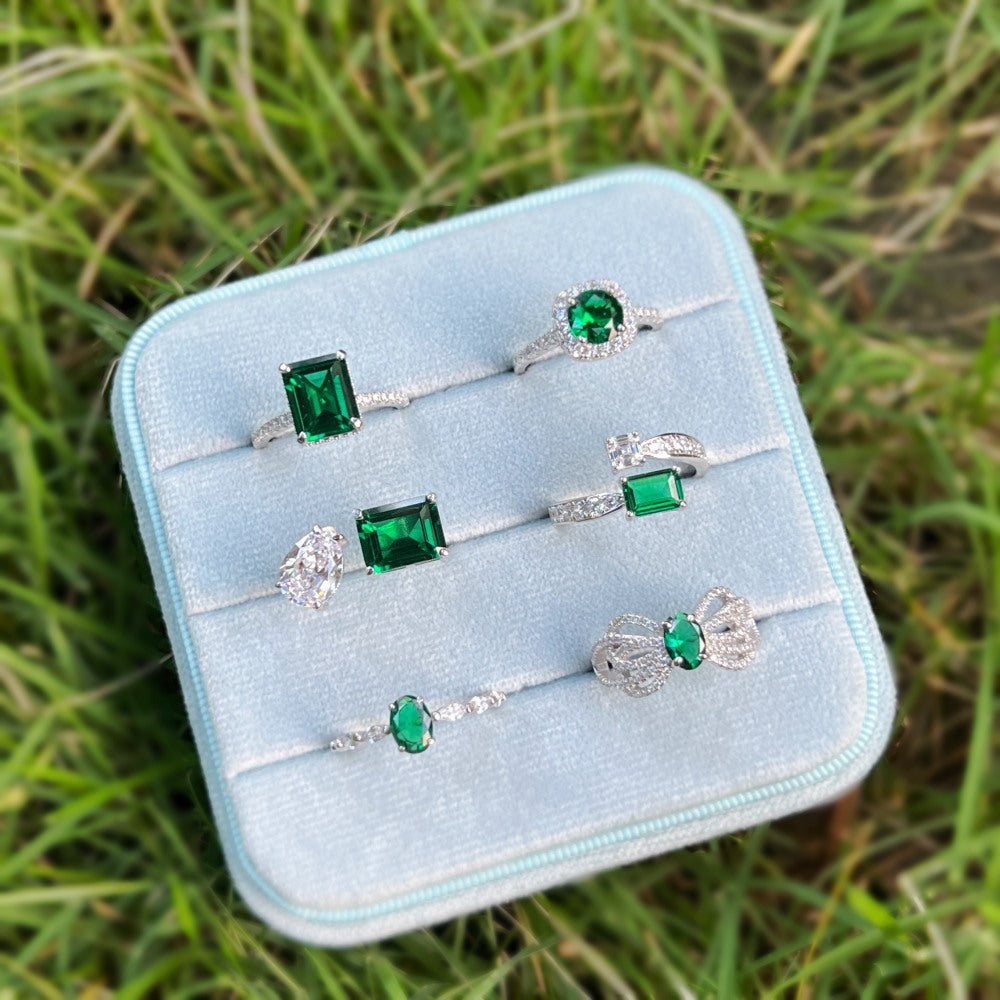 Anillo retro de esmeralda con circonita de alta gama