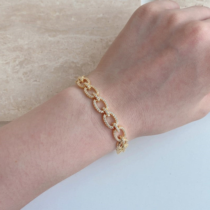 Pulsera hueca de plata de ley con microincrustaciones de circonitas y diamantes.