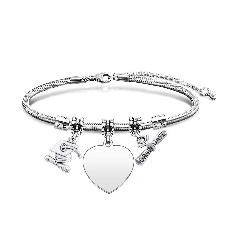 Pulsera con colgante de marca grabado con láser