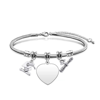 Pulsera con colgante de marca grabado con láser