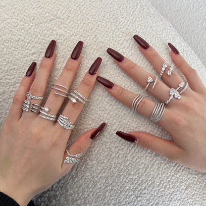 Anillo de diamantes en espiral moderno y personalizado.
