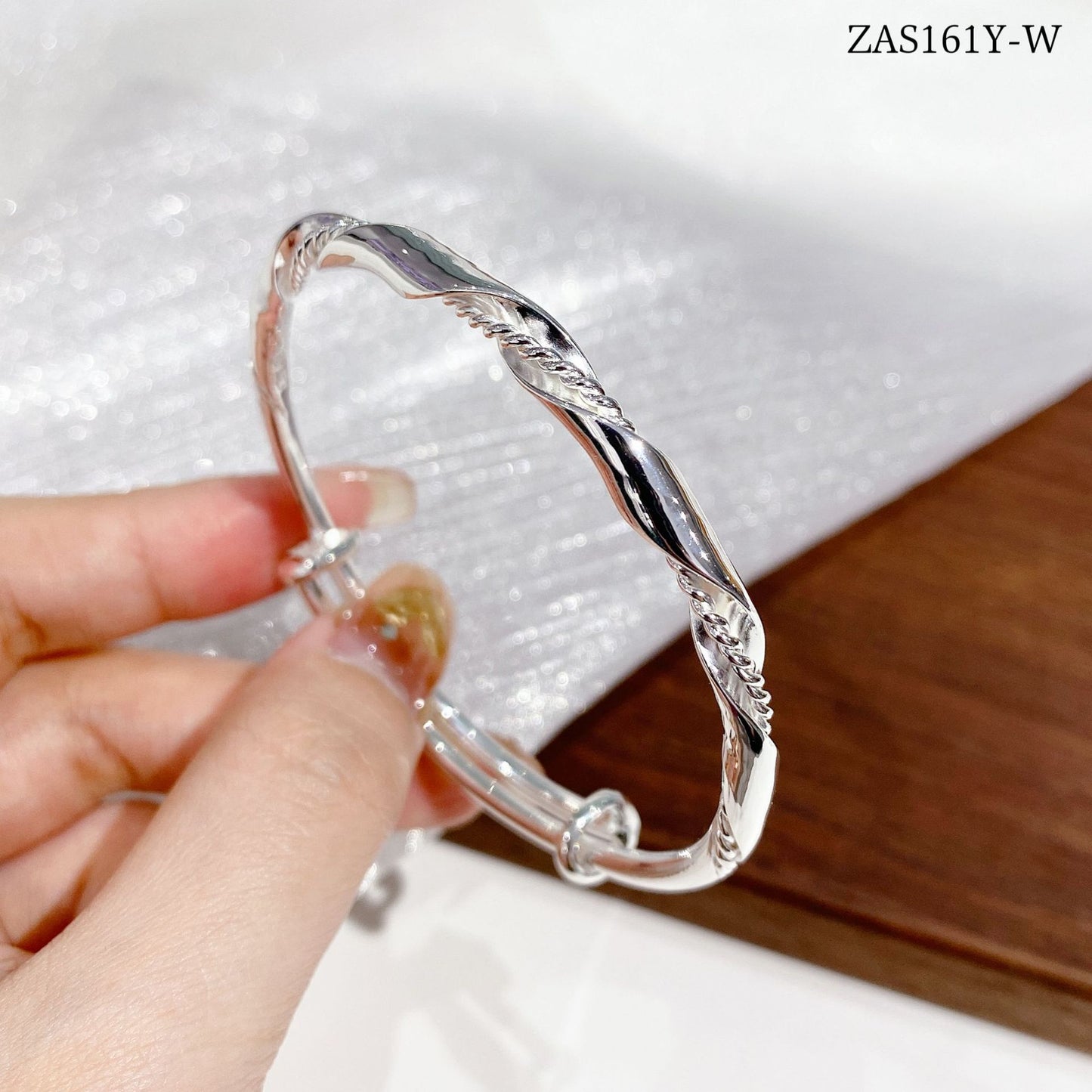 Pulsera deslizante de plata de ley con diseño moderno