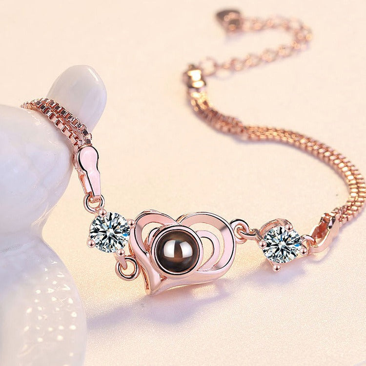 Pulsera con proyección de fotos y forma de corazón de circonitas 