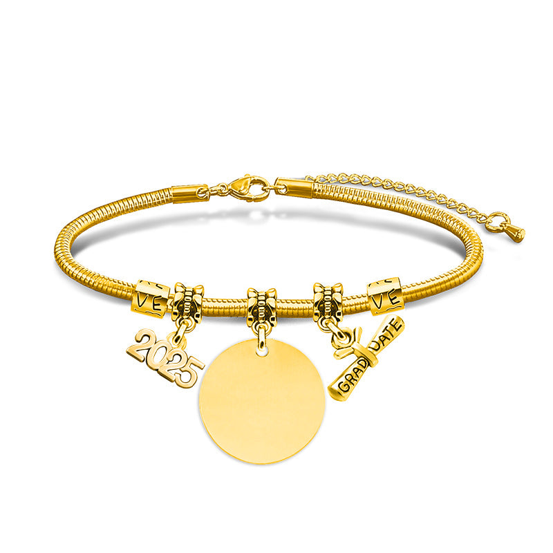 Pulsera con colgante de marca grabado con láser