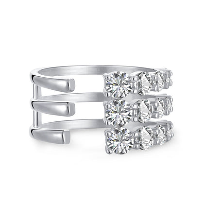 Anillo de diamantes en espiral moderno y personalizado.