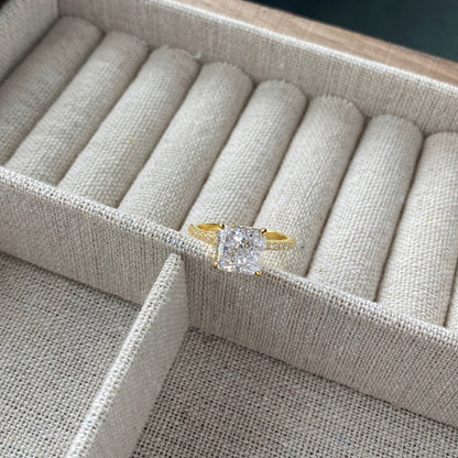 Anillo de circonita con corte de flor de hielo clásico y moderno