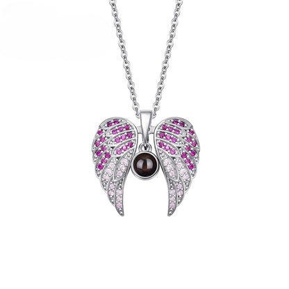 Collar con proyección de fotos en forma de corazón y alas de ángel 