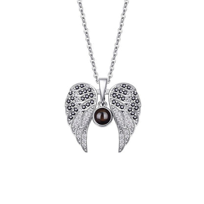 Collar con proyección de fotos en forma de corazón y alas de ángel 