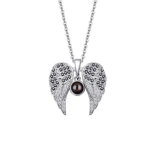Collar con proyección de fotos en forma de corazón y alas de ángel 