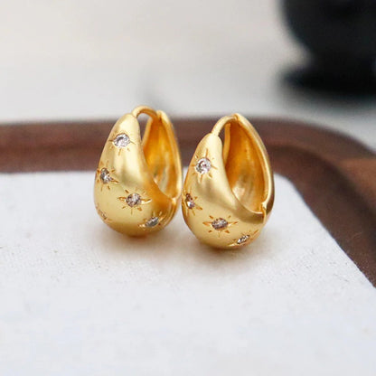 Pendientes de circonita con forma de estrella de ocho puntas estilo retro de moda.