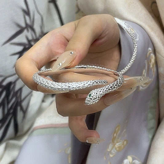 Pulsera de plata de ley con serpiente de ojos verdes de moda